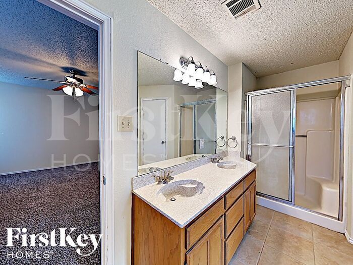 Building Photo - 8213 Meadowbrook Dr