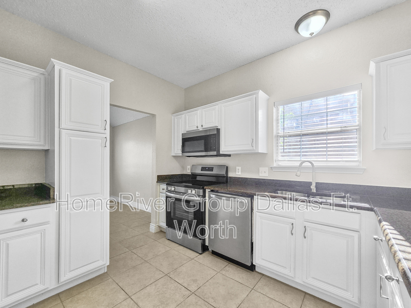 Building Photo - 2215 Green Mere Dr