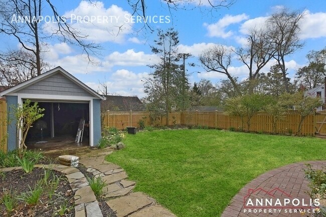 Building Photo - 209 Claude St