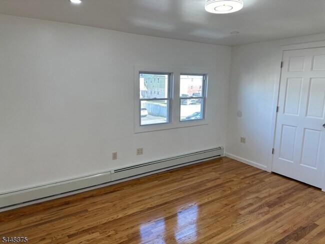 Building Photo - 10 Kipp Pl