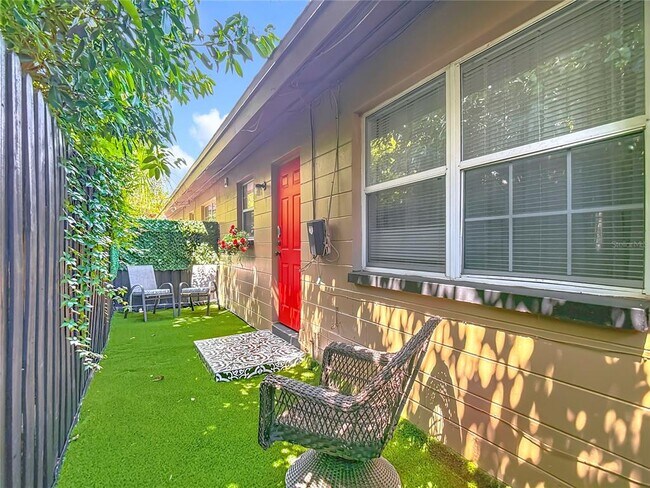 Building Photo - 222 Southeast Jefferson Cir N