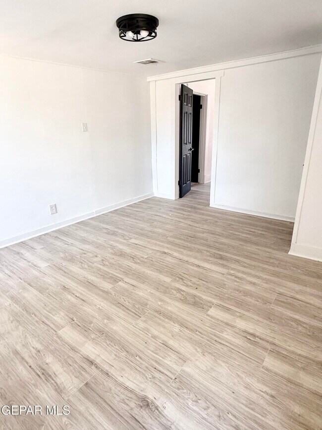 Building Photo - 3203 Frankfort Ave