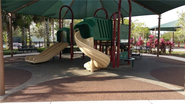 Building Photo - 2950 N Palm Aire Dr