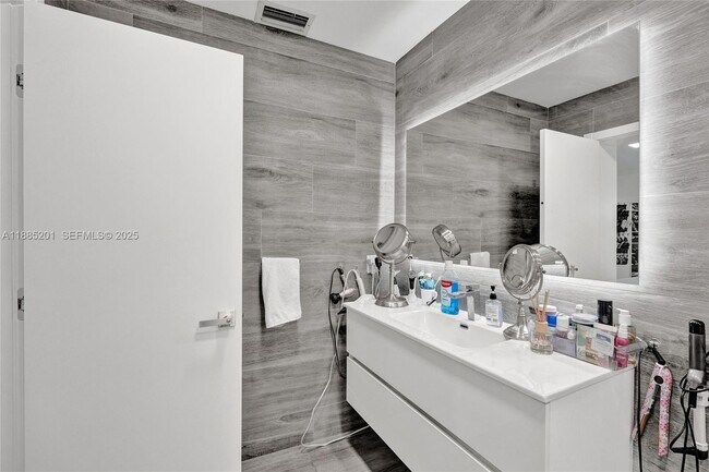 Building Photo - 3784 Sheridan Ave