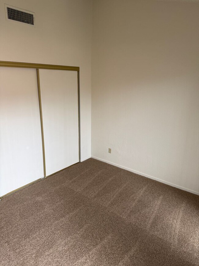 Building Photo - Freshly Painted * New Carpet * Ready For Movein