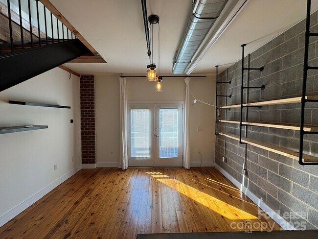 Primary Photo - 3205 N Davidson St