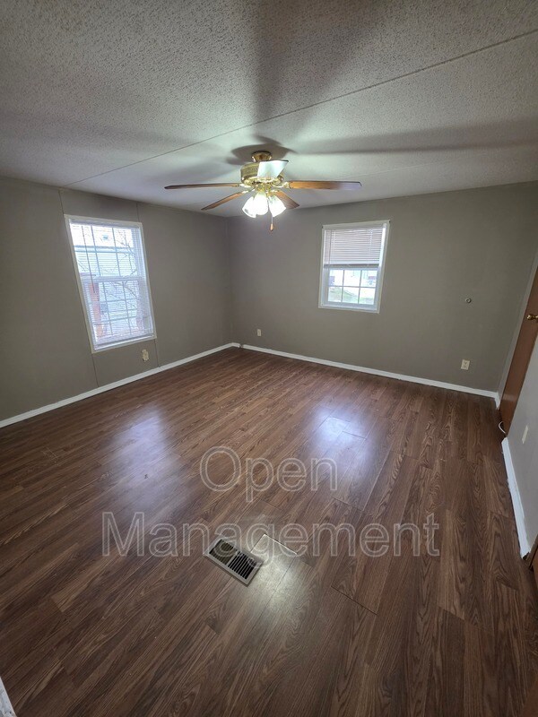 Building Photo - 16 English Village Park