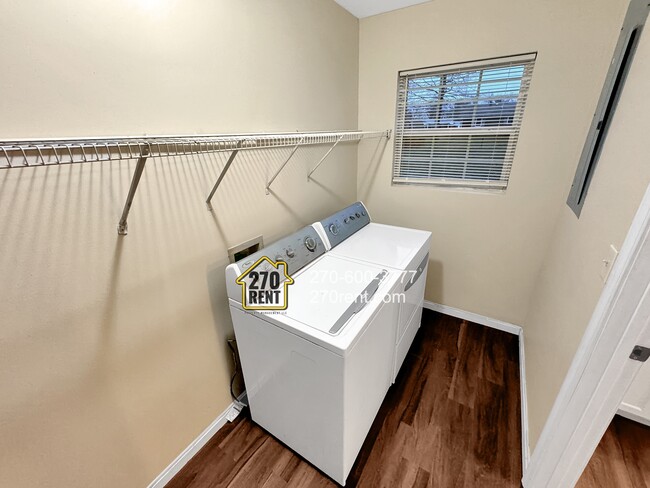 Building Photo - 403 E 7th St