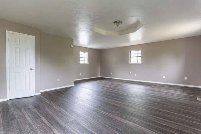 Building Photo - Charming 5 Bedroom House