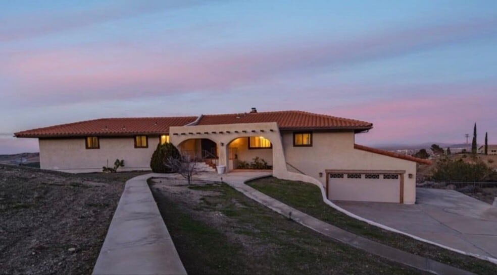 Building Photo - 1055 Lakeview Dr