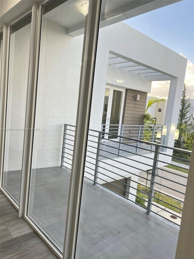 Building Photo - 10066 NW 76th Terrace
