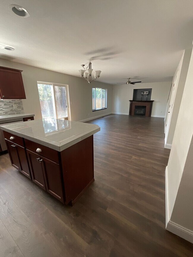 Building Photo - Beautiful 3 BR/2.5 BA Home with Bonus Room