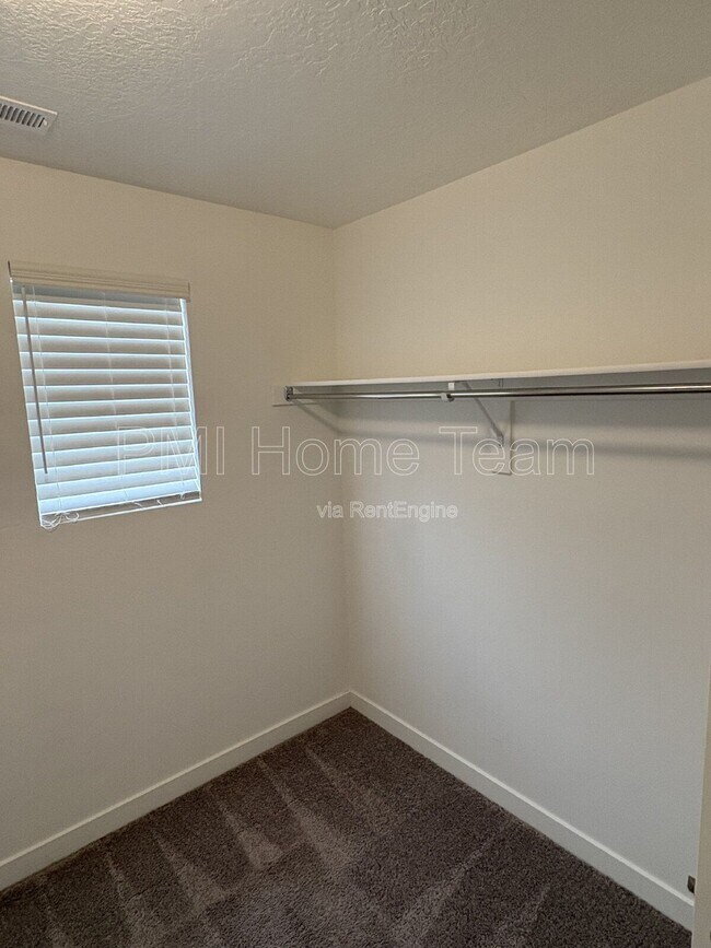 Building Photo - 1616 W Parkview Dr