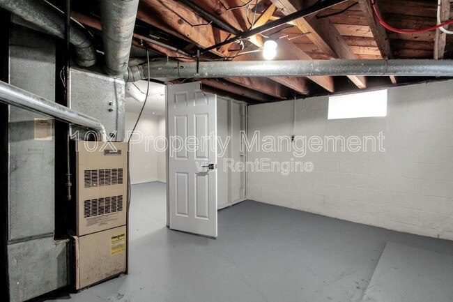 Building Photo - 1047 S James Rd