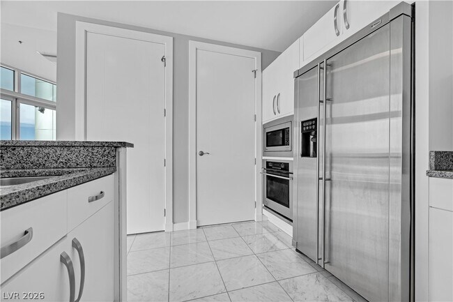 Building Photo - 4525 Dean Martin Dr