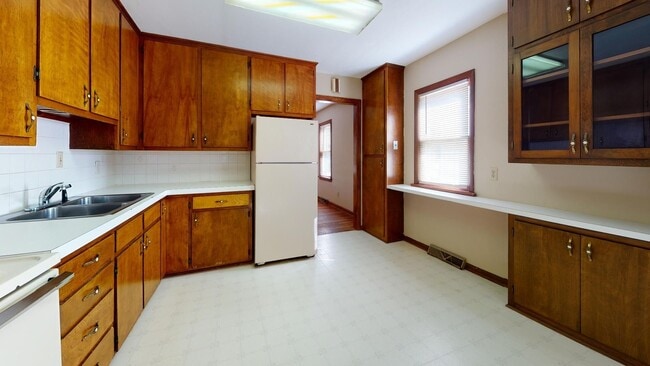 Building Photo - 3 Bedroom, 2 Bathroom House with Detached Garage