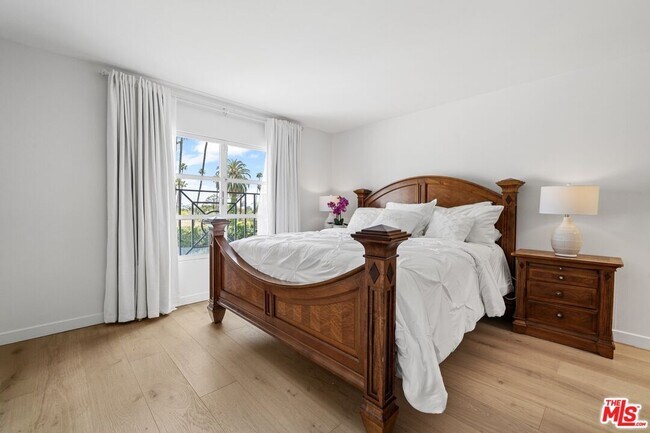 Building Photo - 910 N Crescent Dr