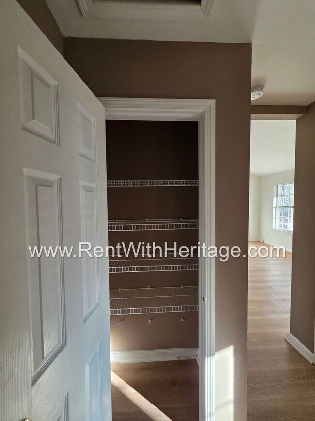 Building Photo - Awesome 3 bd/ 2 bath home / Ranch Home / No Steps / Upgrades Galore / Great Location