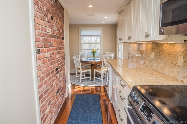 Building Photo - 30 Whiting Farm Rd