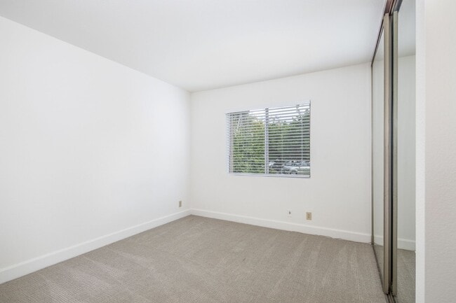 Building Photo - Townhome in Lake Forest
