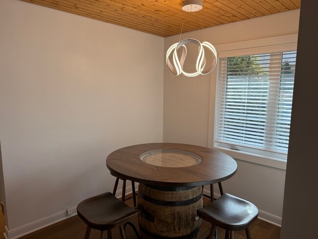 Building Photo - 521 N Oak St