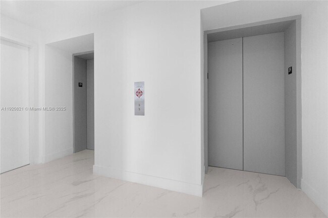 Building Photo - 700 NE 24th St