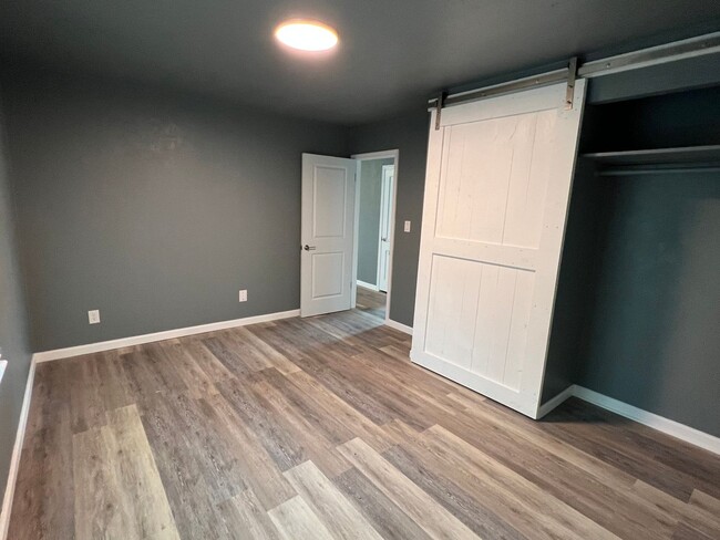 Building Photo - Updated (2) Bedroom within walking distanc...