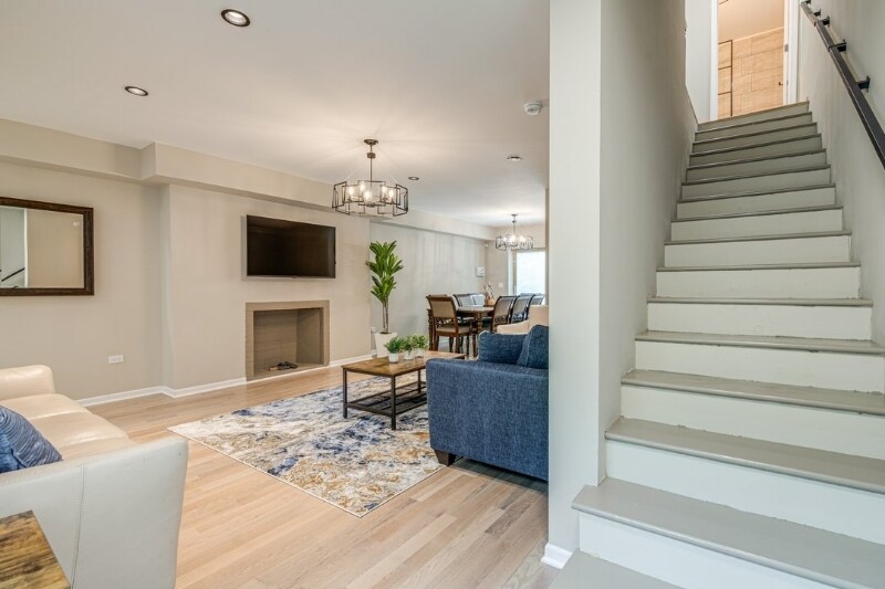 Building Photo - 1653 E 70th St