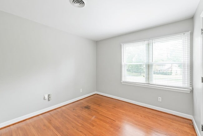 Building Photo - 3 Bedroom home in Coventry Woods!