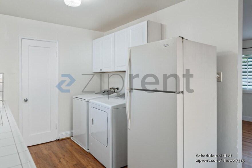 Building Photo - 3534 E Hills Dr