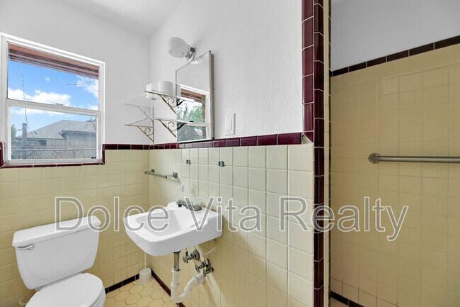 Building Photo - 810 S 16th 1/2