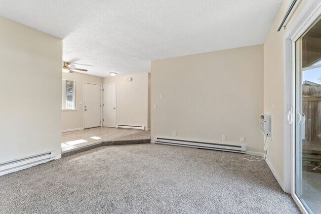 Building Photo - 2 Bedroom townhome with Washer and Dryer INSIDE!