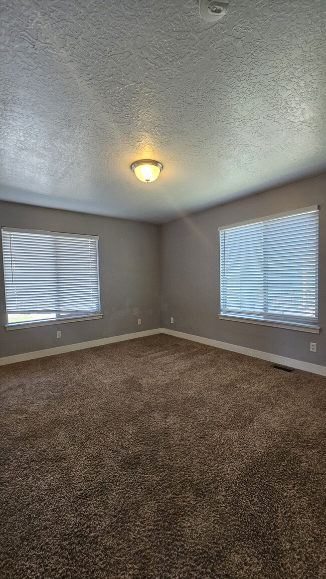 Building Photo - 2718 N Elm Dr