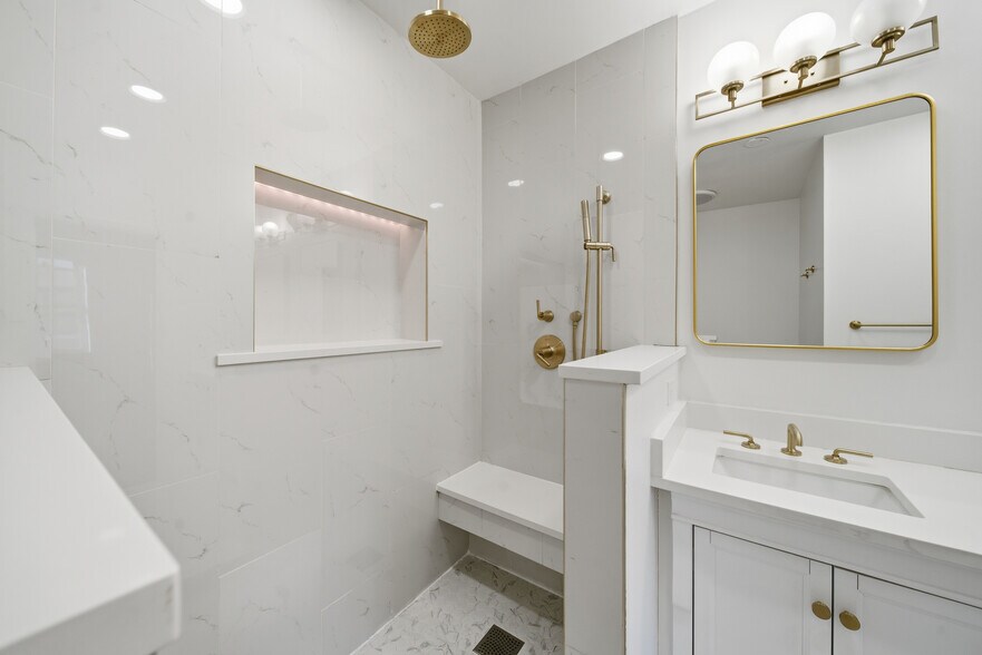 Building Photo - 724 W Buena Ave