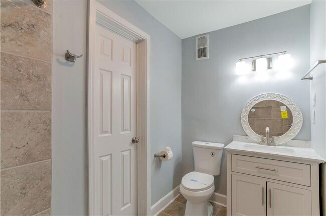 Building Photo - 2545 White Oak Dr