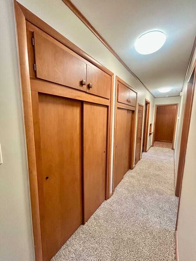 Building Photo - Great ranch style home located on a large ...