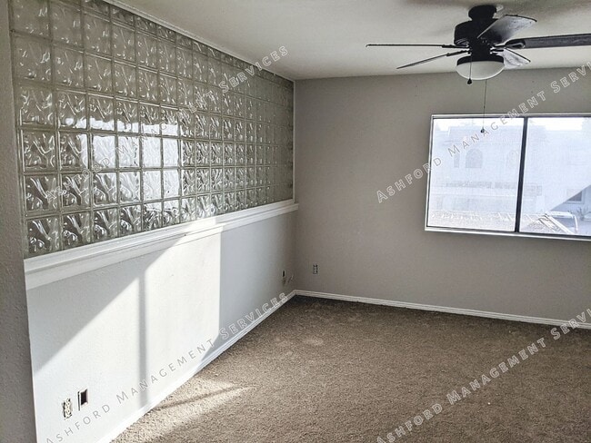 Building Photo - COMING SOON! 3 BEDROOM 3 BATH END UNIT TOW...