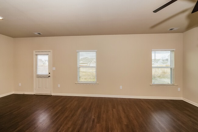 Building Photo - 535 Clover Cir