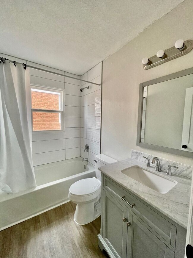 Building Photo - Adorable 2 bedroom 1 bath home . Located in the Belmont area .