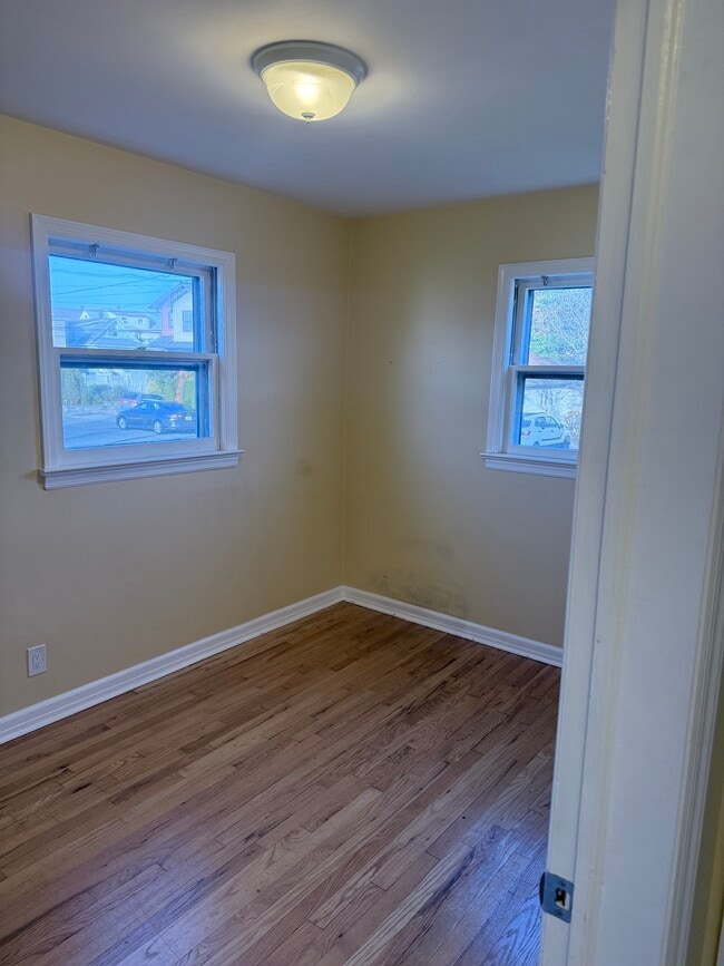 Building Photo - 21 Bellport Pl