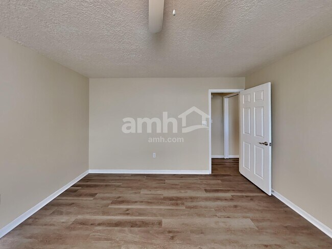 Building Photo - 1004 Lantana Dr