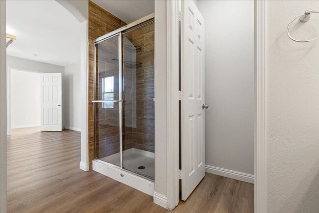 Building Photo - Newly Updated 4 bd, 3 bth Must See No Carpet