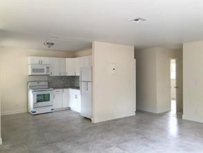 Building Photo - 853 SW 9th Ct