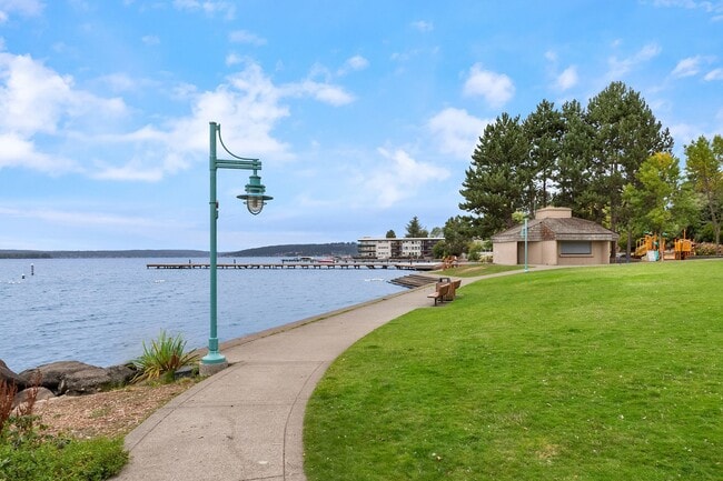 Building Photo - 3 bedroom townhome in perfect location in ...
