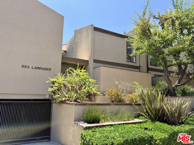 Building Photo - 853 Larrabee St
