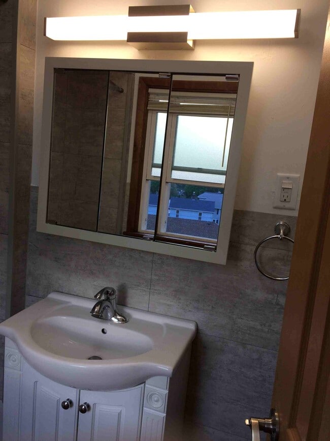 Building Photo - 317 Klingenberg Terrace