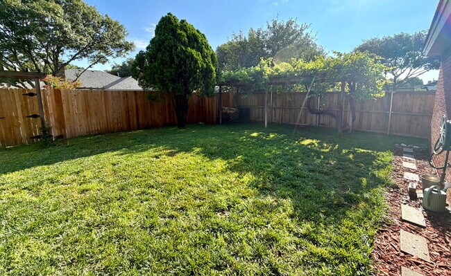 Building Photo - Beautiful 3 Bed, 2 Bath Home in an Established, Centrally Located Neighborhood