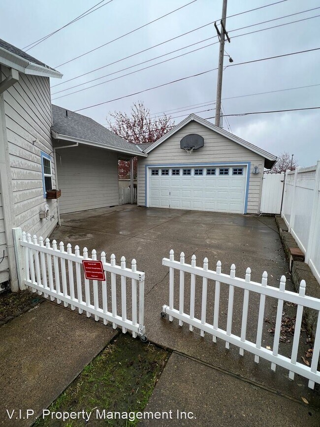 Building Photo - 3 br, 2 bath House - 1228 NE Multnomah Dr.