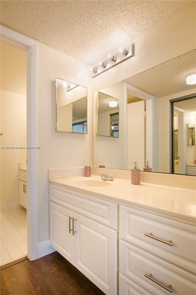 Building Photo - 9855 Westview Dr