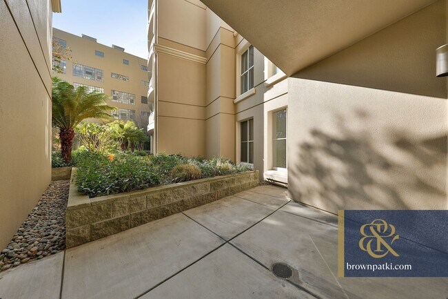 Building Photo - 140 S Van Ness Ave